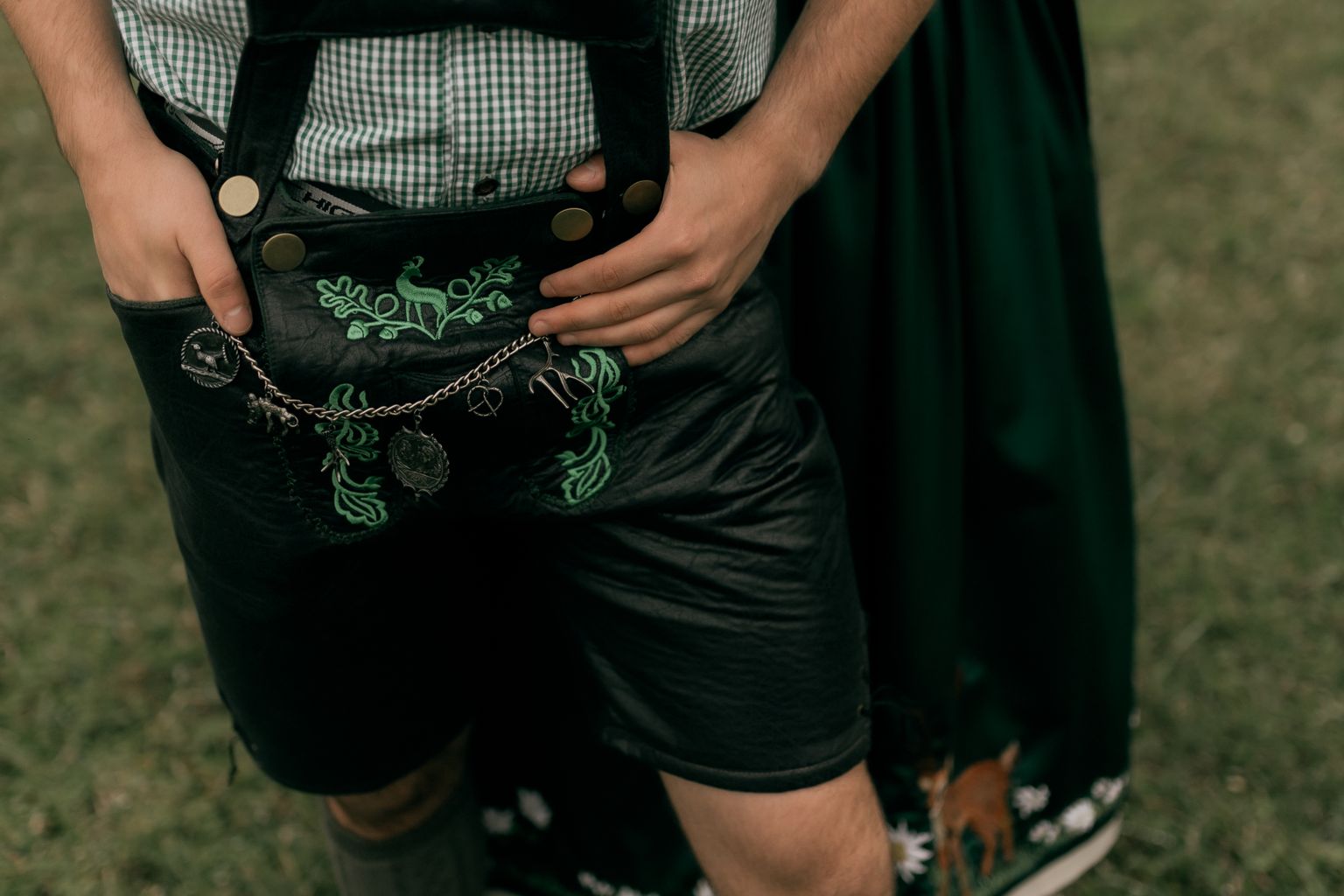 Oktoberfest outfit ideas for couples in dirndl and lederhosen